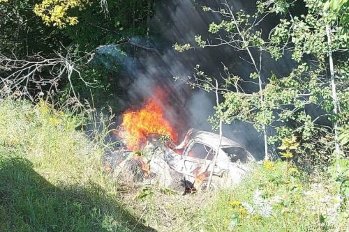 Vehicle fire on Kennebec Road. Photo by Xavier Gomez.